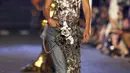 Gigi Hadid berjalan di runway untuk VOGUE World: New York selama New York Fashion Week 2022 di New York City (12/9/2022). Gigi tampak chic dalam pakaian denim dan atasan jaring metalik. (JP Yim/Getty Images for Vogue/AFP)