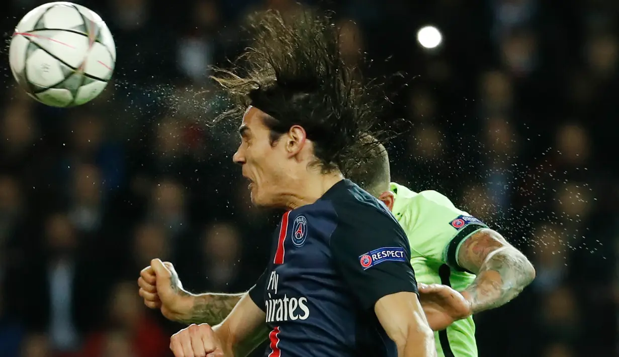 Penyerang PSG, Edinson Cavani berebut bola udara dengan gelandang PSG, Adrien Rabiot  pada leg pertama perempatfinal liga champions di Stadion Parc des Princes, Kamis (7/4). PSG bermain imbang dengan City 2-2. (Reuters/Benoit Tessier)