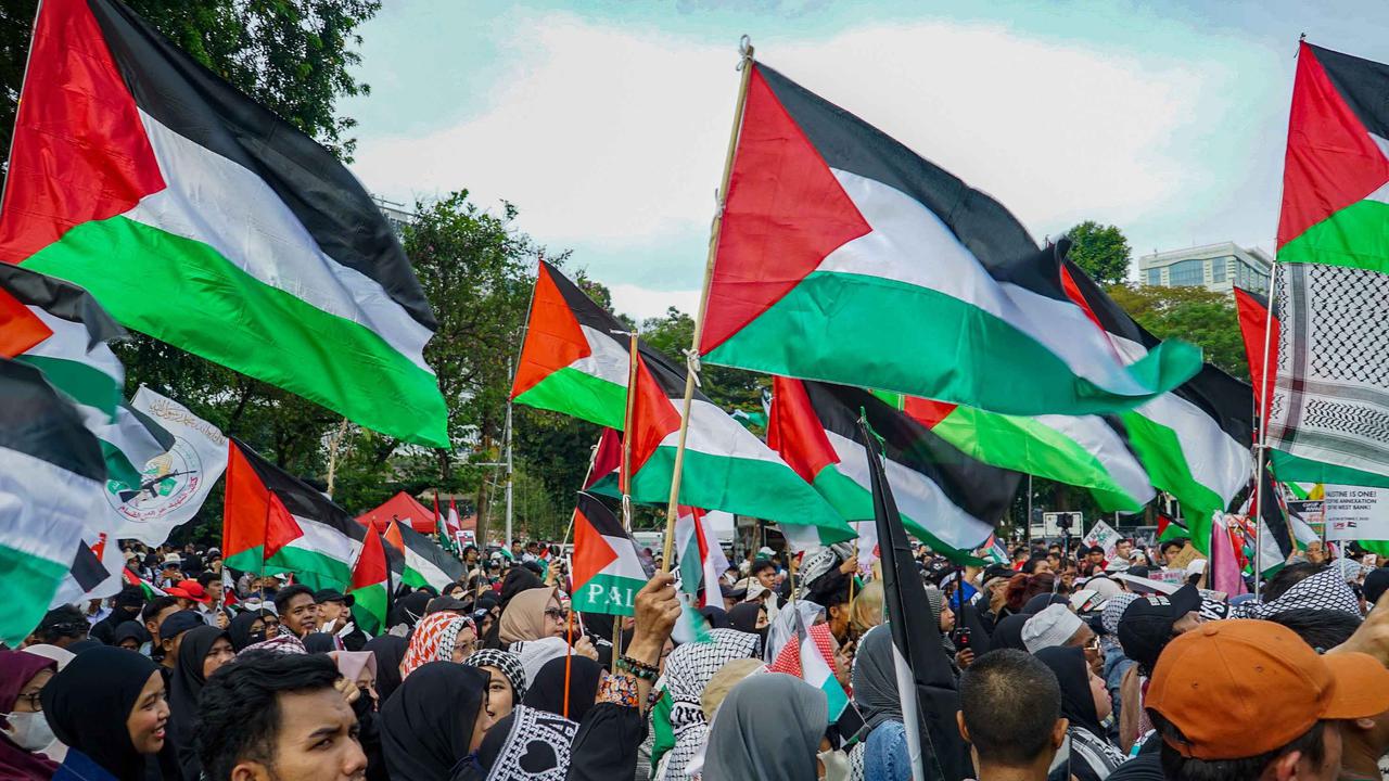 FOTO: Dua Tahun Genosida di Gaza, Massa Kepung Kedubes AS Serukan Akhiri Blokade Palestina