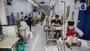Pekerja menyelesaikan pembuatan pakaian untuk Alat Pelindung Diri (APD) tenaga medis di kawasan Penggilingan, Jakarta, Kamis (26/3/2020). Harga yang dijual untuk APD bekisar antara Rp 45.000 untuk jenis pakaian sekali pakai dan Rp 75.000 untuk pakaian yang bisa dicuci. (Liputan6.com/Faizal Fanani)