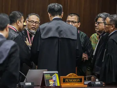 Ketua Tim Hukum Prabowo-Sandiaga, Bambang Widjojanto berunding usai hakim menskors sidang putusan hasil sengketa pilpres 2019 di Gedung Mahkamah Konstitusi (MK), Jakarta, Kamis (27/6/2019). Hakim Ketua Anwar Usman menskors sidang selama satu jam untuk istirahat dan salat. (Liputan6.com/FaizalFanani)