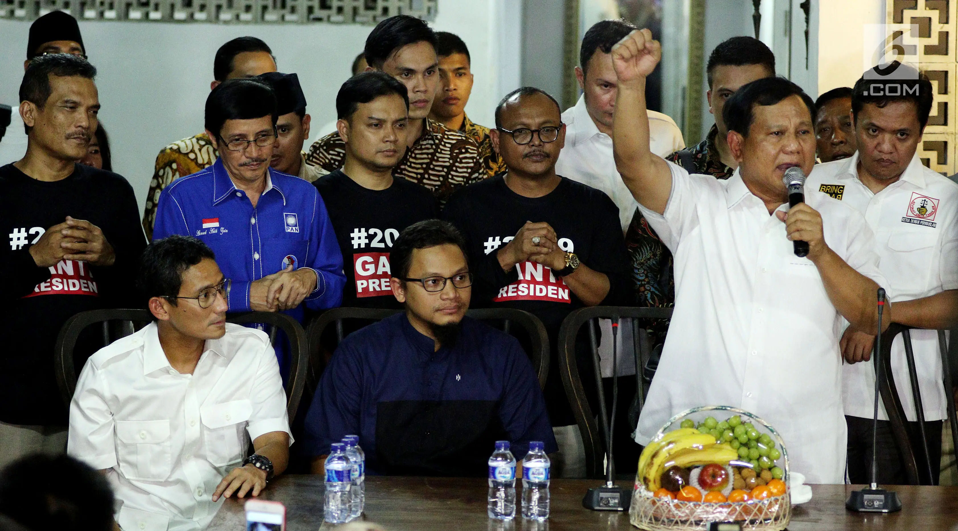 Ketua Umum Partai Gerindra Prabowo Subianto memberi sambutan saat peresmian sekretariat bersama Partai Gerindra - PKS dan PAN di Jakarta, Jumat (27/4). Acara ini juga dihadiri oleh Wakil Gubernur Sandiaga Uno. (Liputan6.com/JohanTallo)