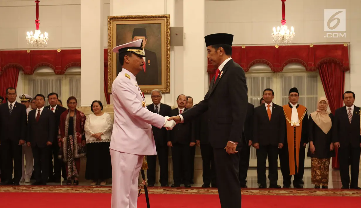 Presiden Jokowi berjabat tangan dengan Laksamana Madya TNI Siwi Sukma Adji seusai pelantikan pejabat baru KSAL di Istana Negara, Jakarta, Rabu (23/5). Siwi dilantik menjadi KSAL menggantikan Laksamana TNI Ade Supandi. (Liputan6.com/Angga Yuniar)