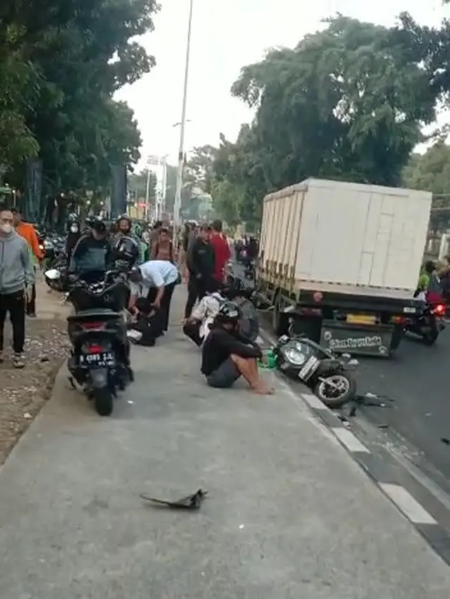 Pemotor Tabrak truk