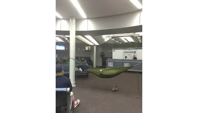 6 Kelakuan Antimainstream Saat di Bandara Ini Nyeleneh Banget