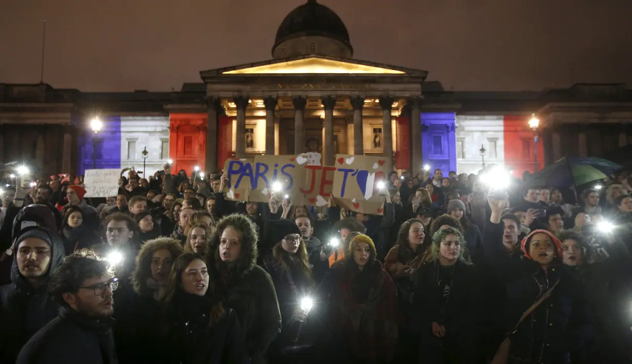 Sejumlah warga London menggalang dana untuk membantu para korban serangan bom dan penembakan di Paris, Trafalgar Square,  London, Inggris, Sabtu  (14/11/2015). (REUTERS/Peter Nicholls)