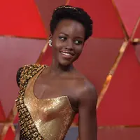 Lupita Nyong'o saat menghadiri Academy Awards ke-90 di Hollywood, California (4/3). (Photo by Richard Shotwell/Invision/AP)