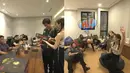 Selain punya desain yang elegan, bagian dalam kantor Deddy Corbuzier juga punya suasana yang sangat homey. Suasananya yang sangat homey itu membuat karyawannya bisa lebih fokus tapi tetap santai saat bekerja. Pembatas ruangan yang terdiri dari dinding kaca membuat suasana dalam kantor bak perusahaan bonafit. (Liputan6.com/YouTube/Azka Corbuzier)