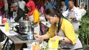 Finalis Lomba Masak Ikan Nusantara mengikuti acara Taste of Indonesia di Lippo Mall Kemang, Jakarta, Jumat (11/8). Sebanyak 10 koki terbaik ditantang untuk mengolah ikan menjadi hidangan Presiden Joko Widodo. (Liputan6.com/Immanuel Antonius)