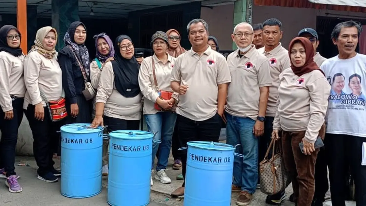 Relawan pendukung pemerintahan Prabowo Subianto-Gibran Rakabuming Raka yang tergabung dalam Pendekar 08 membagikan 80 tong sampah di tiga kecamatan di Kota Tangerang, Banten.