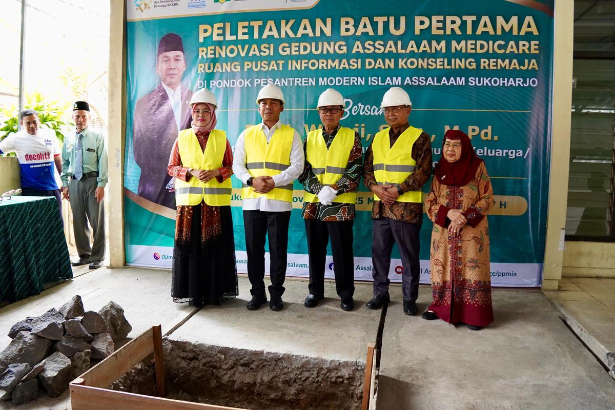 Mendukbangga/BKKBN Wihaji melakukan kunjungan kerja ke Pondok Pesantren Modern Islam Assalaam, Kabupaten Sukoharjo, Jawa Tengah, Kamis (06/11/2025).