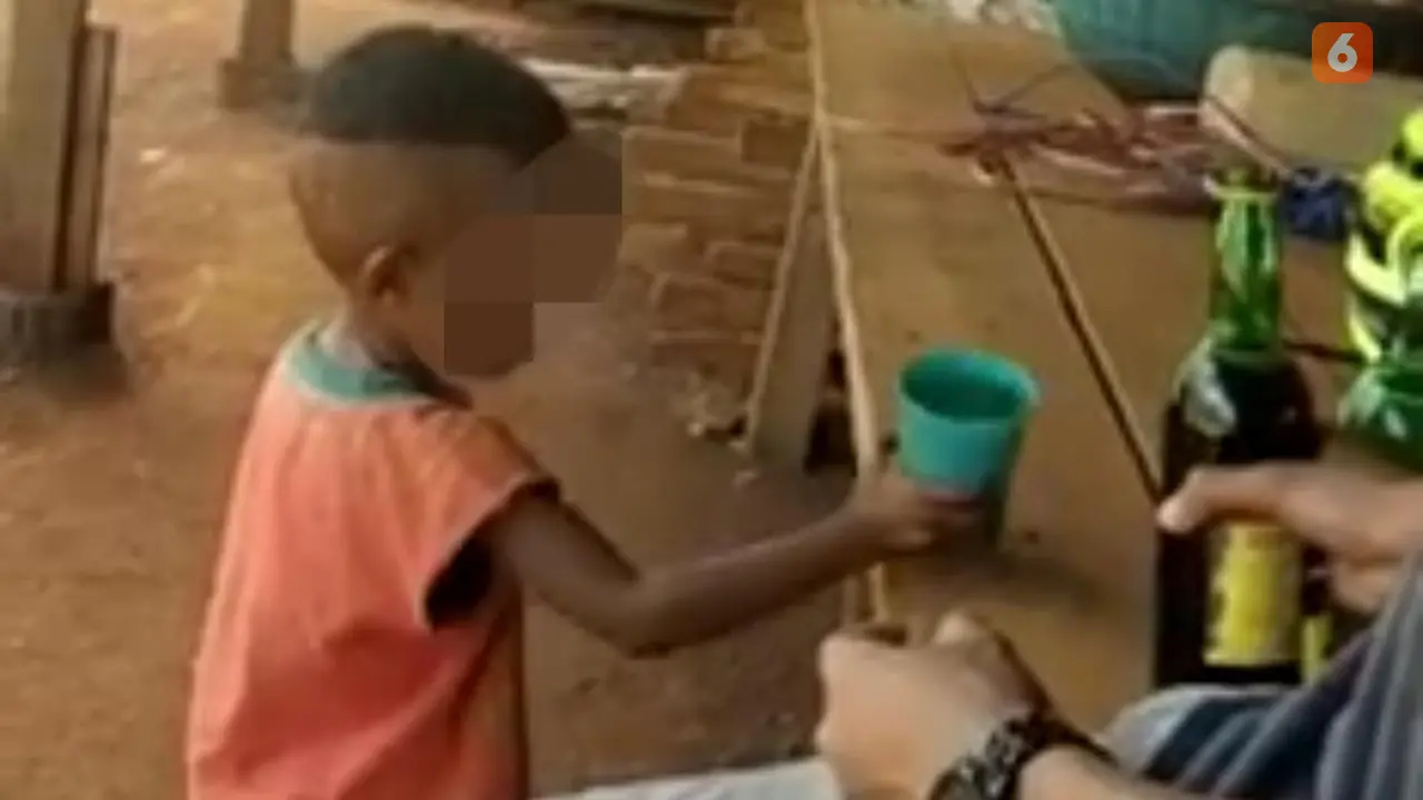 Tangkapan layar bocah disuruh minum miras hingga mabuk (Fauzan/Liputan6.com)