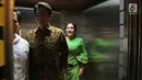 Penyanyi Vicky Shu saat di dalam lift untuk menjalani pemeriksaan di Bareskrim Mabes Polri, Jakarta, Senin (2/10). Dalam kesempatan itu, Vicky Shu membantah mendapatkan endorse dari First Travel soal keberangkatan umroh. (Liputan6.com/Herman Zakharia)