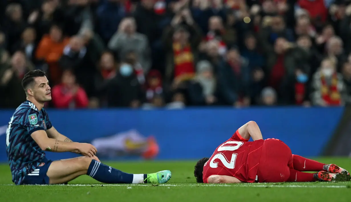 Granit Xhaka. Gelandang Arsenal ini mendapat kartu merah langsung akibat pelanggaran keras terhadap Diogo Jota di menit ke-24 saat dijamu Liverpool di leg pertama semifinal Carabao Cup 2021/2022, 13 Januari 2022. Skor akhir kedua tim bermain imbang 0-0. (AFP/Paul Ellis)