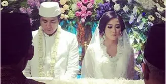 Pemeran Adjie Pangestu resmi melepas masa dudanya. Adjie menikahi mojang Bandung, Novita Petria pada Minggu (14/5). Pernikahan berlangsung sederhana di gelar di Rancaekek, Kabupaten Bandung. (Instagram/anissahapsari529ars)