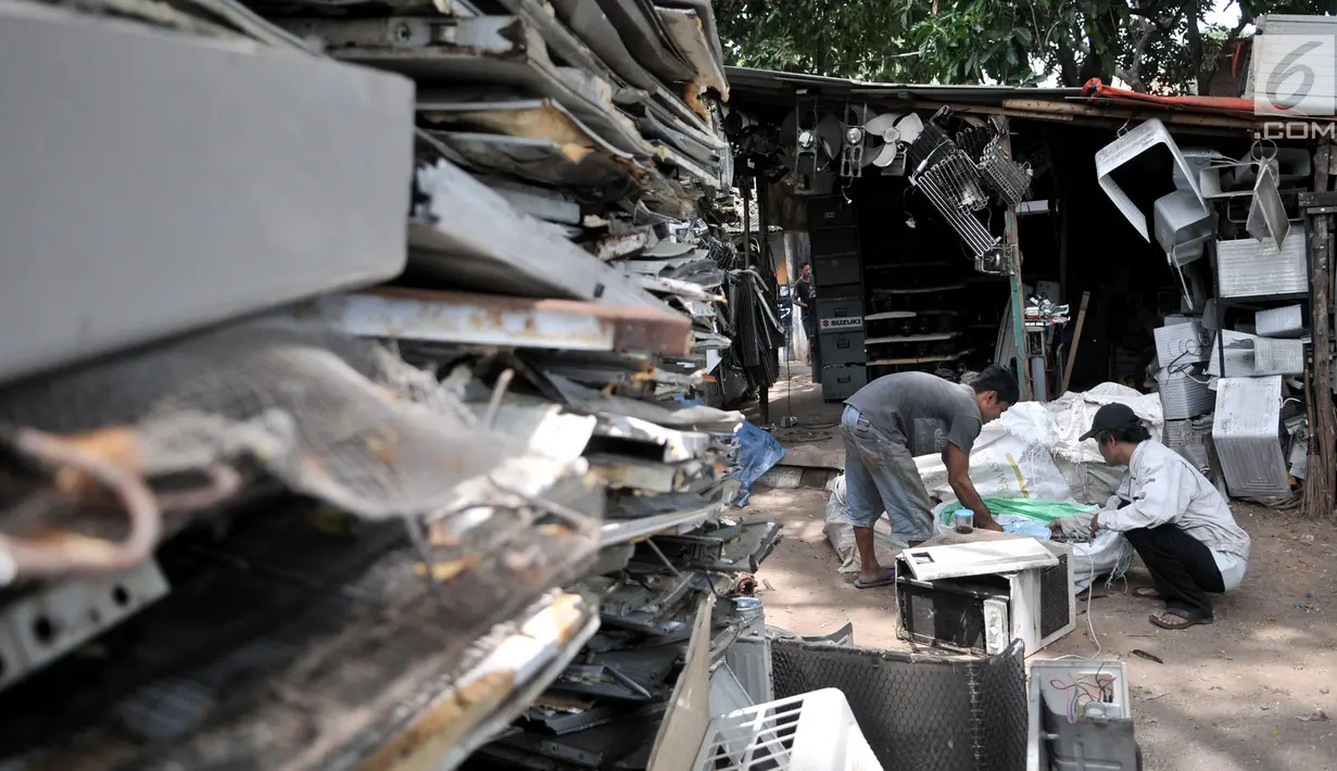 Pekerja memilah barang bekas di tempat pengepulan sampah elektronik, Jakarta, Rabu (7/8/2019). Sepanjang Januari-Juni 2019, Dinas Lingkungan Hidup (DLH) Provinsi DKI Jakarta telah memproses lebih dari 1 ton sampah elektronik yang berasal dari rumah tangga dan industri. (merdeka.com/Iqbal Nugroho)