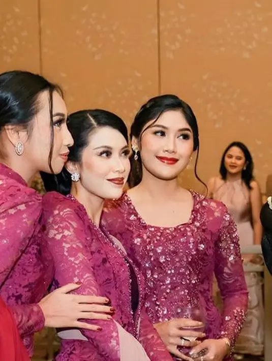 Untuk makeup, ia tampil glam dengan lipstik merah merona glossy dan blush on coral yang mempertegas tulang pipinya. [@ilham.photo]