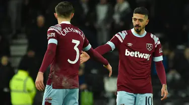 Pemain West Ham United Aaron Cresswell (kiri) berjabat tangan dengan Manuel Lanzini usai melawan Derby County pada pertandingan sepak bola putaran keempat Piala FA di Stadion Pride Park, Derby, Inggris, 30 Januari 2023. West Ham United mengalahkan Derby County dengan skor 2-0. (AP Photo/Rui Vieira)