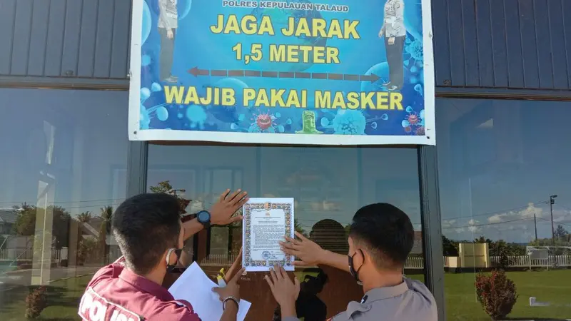 Aparat Polres Kepulauan Talaud bersama Polsek memasang Maklumat Kapolri di sejumlah tempat strategis.