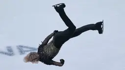 Malinin mencuri perhatian dunia setelah melakukan backflip di atas es, yang merupakan aksi langka karena gerakan itu sempat dilarang di kompetisi internasional selama puluhan tahun. Aksi ini mendapat sambutan besar dari penonton dan media internasional. (AP Photo/Natacha Pisarenko)