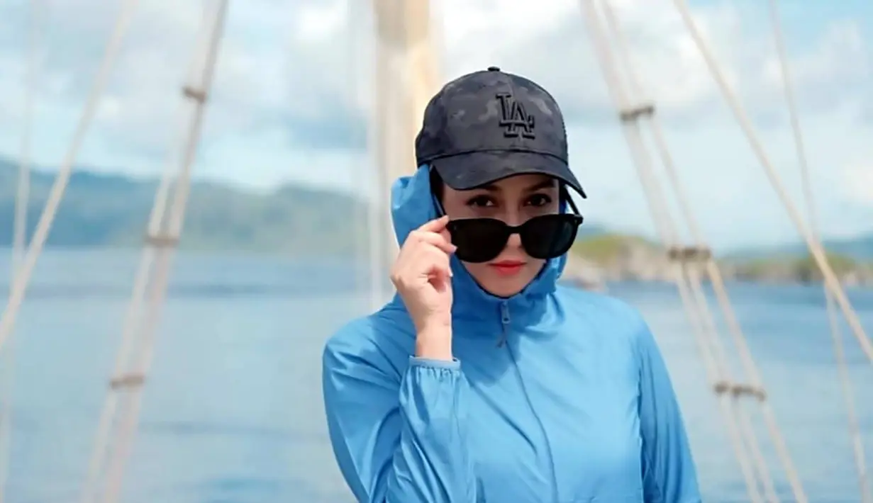 Tidak muda lagi, saat ini usia Dina Lorenza sudah 46 tahun. Namun, penampilannya pun tak kalah jauh dengan anak muda zaman sekarang. Kerap dipuji tampil awet muda, Dina Lorenza ini gemar berolahraga.  (Liputan6.com/IG/dinalorenza1975)