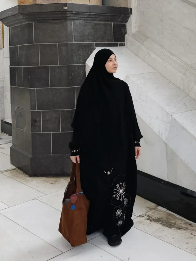 OOTD Natasha Rizky saat Umrah di Ramadan 2026. [@natasharizkynew]