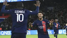 Gelandang Paris Saint-Germain (PSG) Warren Zaire-Emery, tengah, berselebrasi bersama Ousmane Dembele setelah mencetak gol kedua timnya ke gawang Montpellier pada laga Ligue 1 2023/2024 pekan 11 di Parc des Princes, Sabtu (4/11/2023) dini hari WIB. (AP Photo/Aurelien Morissard)