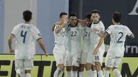 Pemain Argentina Nicolas Gonzalez dan rekan-rekannya merayakan gol ke gawang Paraguay dalam lanjutan Kualifikasi Piala Dunia 2022 di Estadio Alberto José Armando, Jumat (13/11/2020). (Juan Roncoroni, Pool via AP)