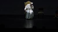 Paus Fransiskus saat menghadiri pertemuan tahunan organisasi pro-keluarga di Auditorium della Conciliazione, Roma, Jumat, (10/5/2024). (Dok. AP Photo/Alessandra Tarantino, File)