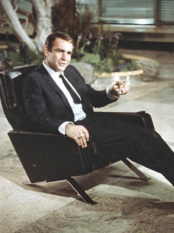 Dalam foto file ini bertanggal 29 Juli 1966, aktor Sean Connery ditampilkan selama pembuatan film James Bond 