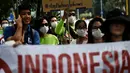 Warga Malaysia menggelar aksi protes di depan Kedubes Indonesia di Kuala Lumpur, Malaysia, Jumat (18/9/2015). Kebakaran hutan yang terjadi di Riau menyebabkan kabut asap yang menganggu aktivitas mereka. (AFP Photo/Manan Vatsyayana)