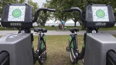 Seorang pria mengendarai sepeda sewaan melewati pos parkir sepeda di Toronto, Kanada, Rabu (2/9/2020). Mulai 2 September, pelanggan layanan penyewaan sepeda Bike Share Toronto dapat menikmati perjalanan gratis di kota tersebut setiap Rabu selama September. (Xinhua/Zou Zheng)