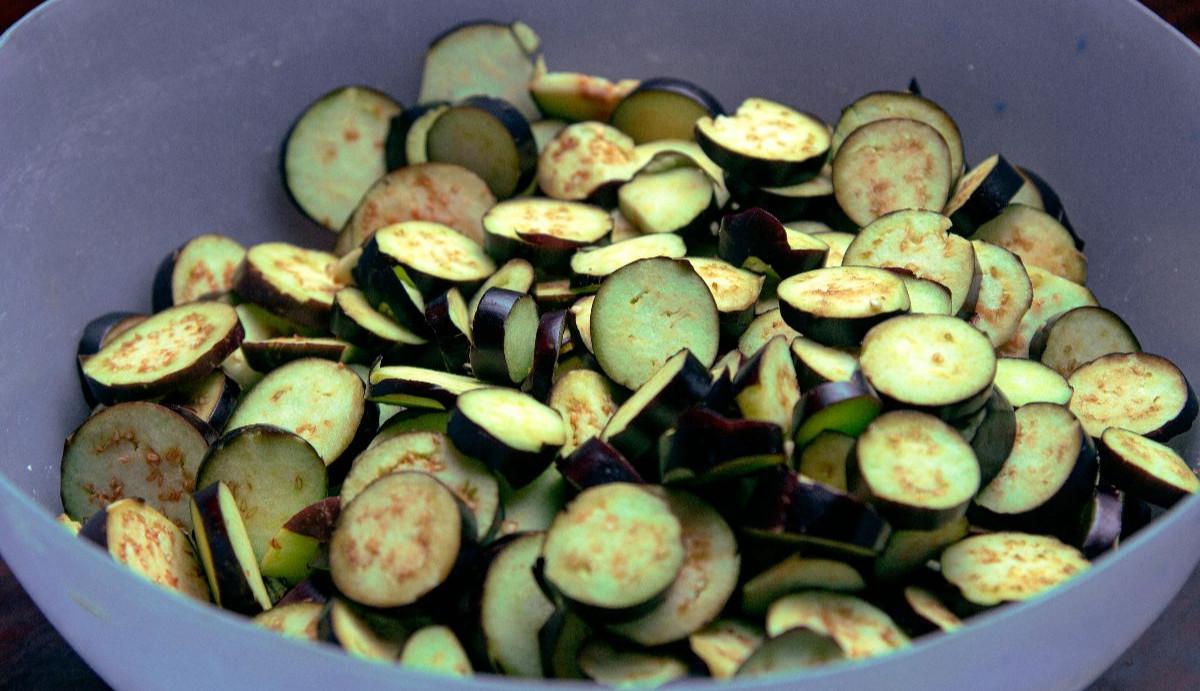 Hanya Pakai 1 Bumbu Dapur, Begini Trik Goreng Terong Agar Tetap Segar Berwarna