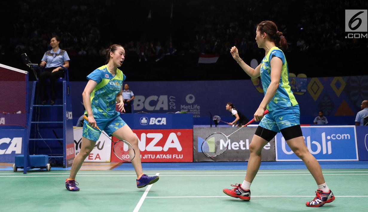 Ganda Putri Korea, Chang Ye Na/Lee So Hee bersorak saat laga melawan Greysia Polii/Apriyani Rahayu (Indonesia) di Babak Kedua Indonesia Open 2017, Jakarta, Kamis (15/6). Greysia/Apriyani kalah 18-21, 14-21. (Liputan6.com/Helmi Fithriansyah)