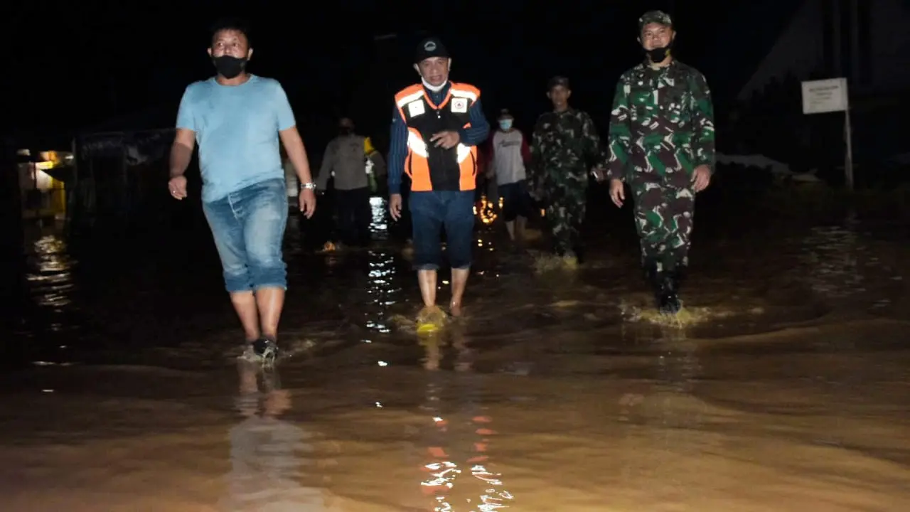 Pemkab Pohuwato bersama TNI-Polri, meninjau lokasi banjir Kecamatan Popayato (Arfandi Ibrahim/Liputan6.com)