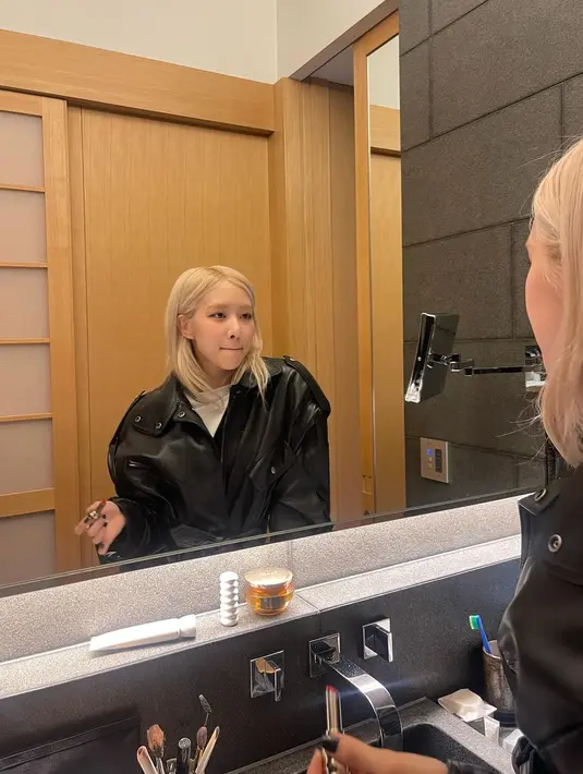 Secara tiba-tiba, Rose BLACKPINK menggunggah foto dirinya yang sudah memotong rambut ikonisnya [@roses_are_rosie]