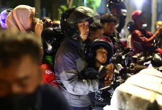 Rata-rata pemudik posisi anak berada di antara sang ayah dan ibu atau di depan. (Liputan6.com/Angga Yuniar)