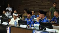Bupati Bekasi, Ade Kuswara Kunang, menghadiri rapat bersama Gubernur Jawa Barat, Dedi Mulyadi, dan Kementerian Pekerjaan Umum dan Perumahan Rakyat (PUPR). Rapat membahas persoalan banjir di wilayah Jabar.