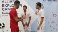 Brand Ambassador Allianz dan legenda Bayern Munchen, Martin Demichelis, bercengkrama bersama dua pemain Persija Jakarta, Sandi Sute dan Rezaldi Hehanussa di sela-sela seleksi Allianz Explorer Camp 2019 di Stadion PSPT, Tebet, Jakarta Selatan, Minggu (23/6/2019). (Bola.com/Vitalis Yogi Trisna)