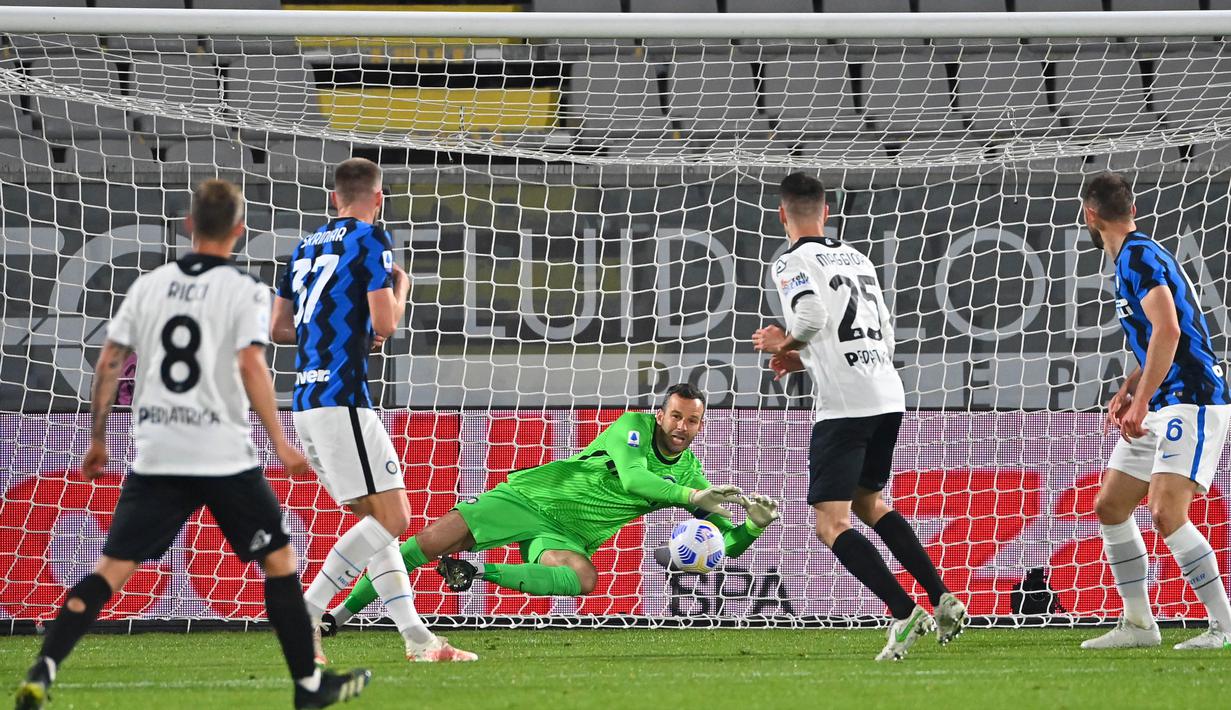 Keberhasilan Inter Milan juara Coppa Italia 2022 tak lepas dari peran kiper. Samir Handanovic tampil apik musim ini. Handanovic menjadi kiper tak tergantikan bagi il Nerazurri. Ia sukses tampil dalam 50 laga dengan 4.560 menit bermain di semua ajang pada 2021/2022. (AFP/Andreas Solaro)