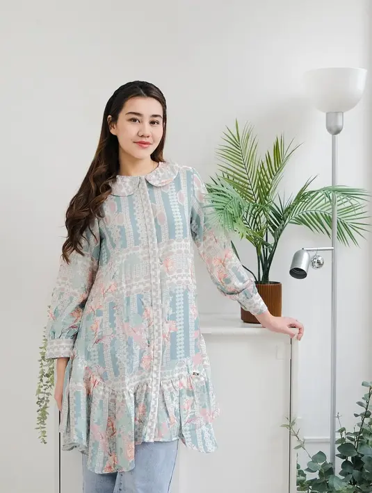 Aaliyah Massaid tampil cantik mengenakan atasan manis bernuansa biru dengan corak floral. Padu padan mengenakan celana jeans bisa semakin menambah nuansa stylish pada penampilan bukbermu kali ini. [Foto: Instagram/aaliyah.massaid]