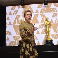 Malam Oscar Frances McDormand tak lagi indah karena ada seseorang yang mencuri piala yang baru saja disabetnya. (ALBERTO E. RODRIGUEZ / GETTY IMAGES NORTH AMERICA / AFP)