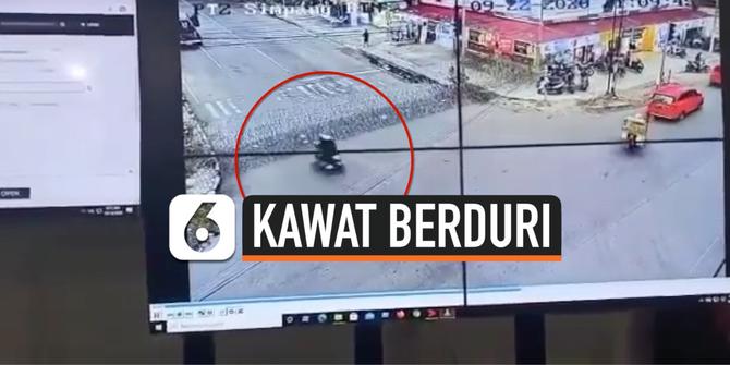 VIDEO: Detik-Detik Pengendara Motor Wanita Tabrak Kawat Berduri