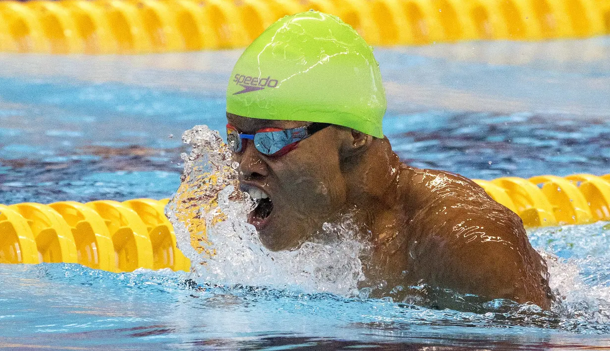 Aksi Aris perenang Indonesia yang berhasil meraih medali perak di nomor 100 meter gaya dada klasifikasi SB7 pada Asian Para Games 2018, Gelora Bung Karno Jakarta, Senin (8/10/2018).  (Bola.com/Peksi Cahyo)