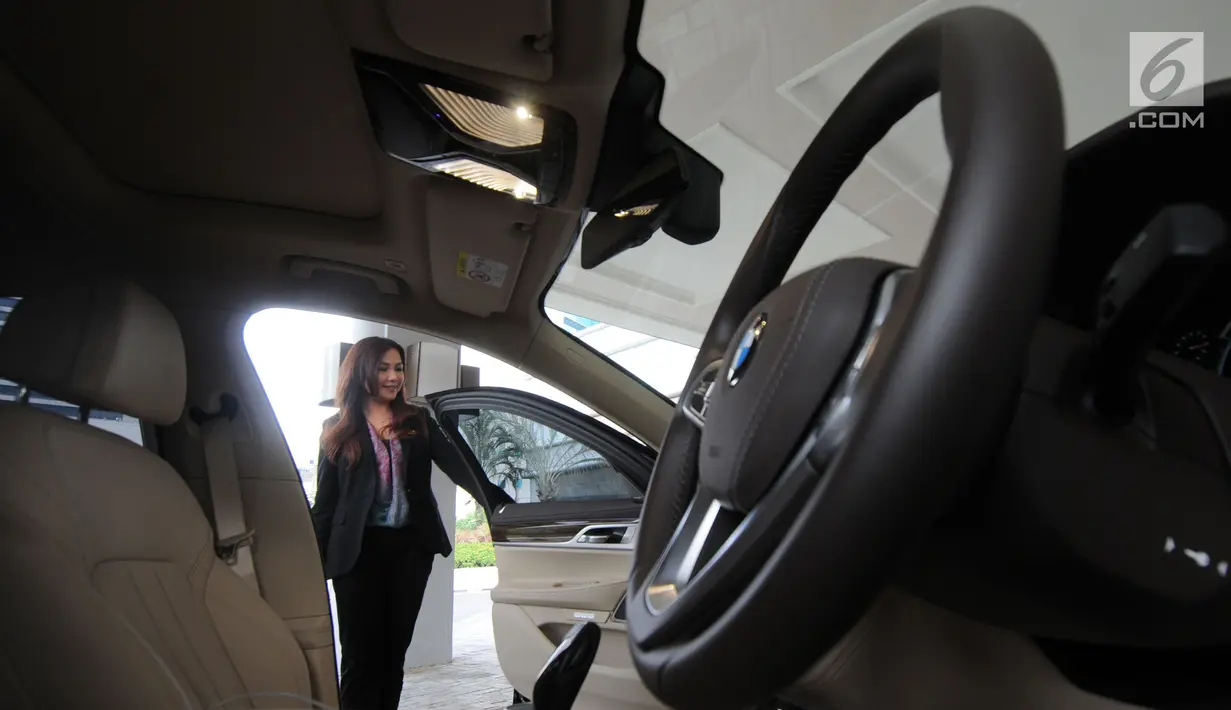 Director of Communications, Shangri-La Hotel Jakarta, Debby Setiawaty melihat mobil BMW seri 7  sat peluncuran BMW Premium Shuttle Shangri-La Exclusive Staycation di Jakarta, Selasa (10/7). (Merdeka.com/Dwi Narwoko)