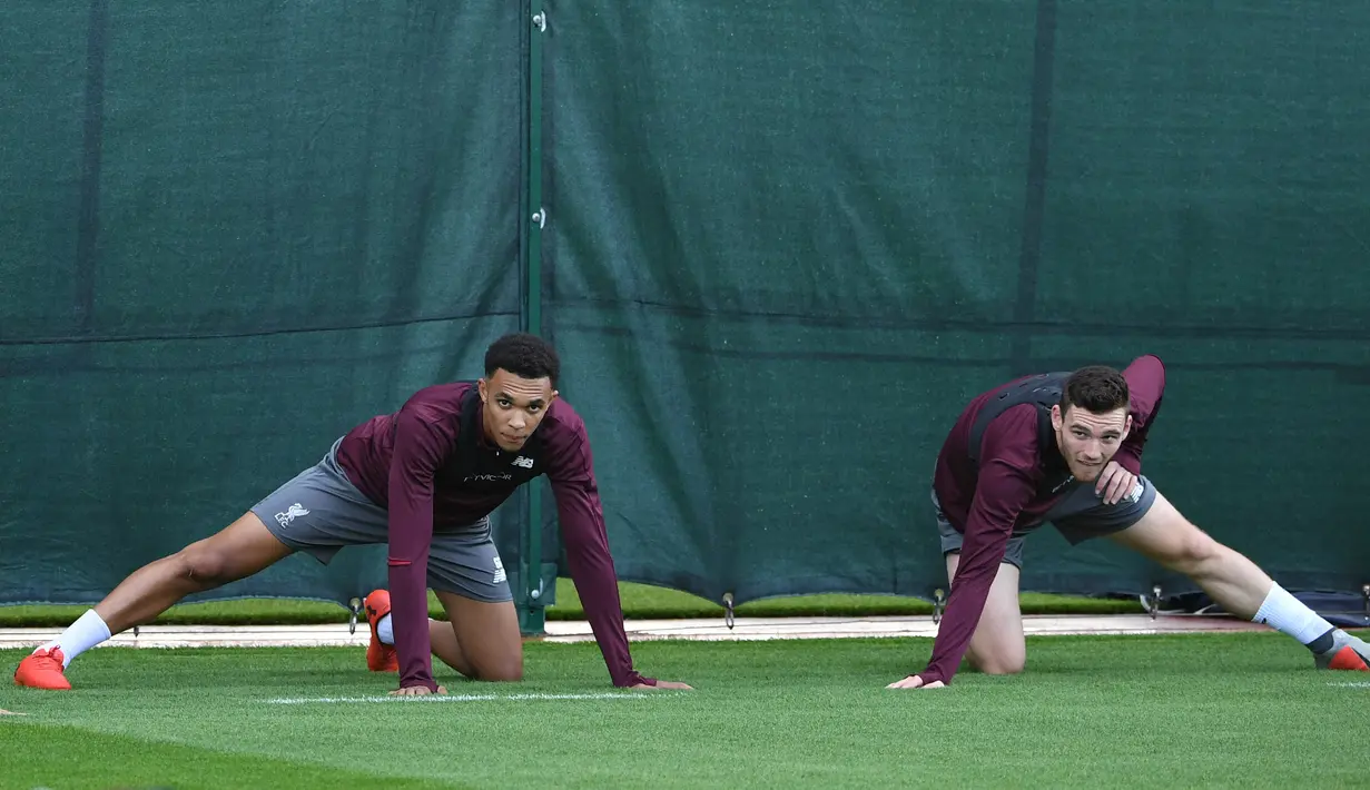 Bek Liverpool, Trent Alexander-Arnold (kiri) bersama rekan setimnya saat berlatih di kompleks pelatihan Melwood, Liverpool, Inggris, Senin (17/9). Liverpool akan menjamu Paris Saint-Germain (PSG) di Liga Champions 19 September 2018. (Paul ELLIS/AFP)