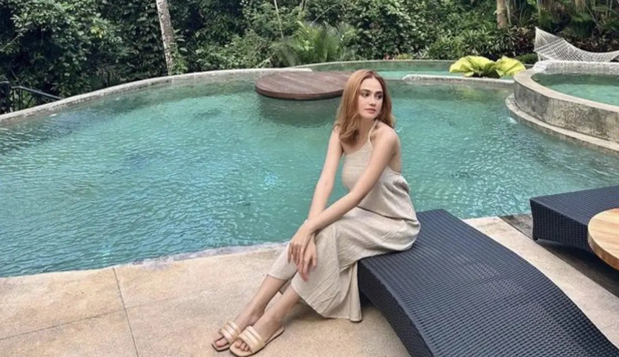Berbalut dress dengan nuansa warna nude, ia hadirkan pesona gaya yang begitu memikat.  [Foto: Instagram/ Syifa Hadju]