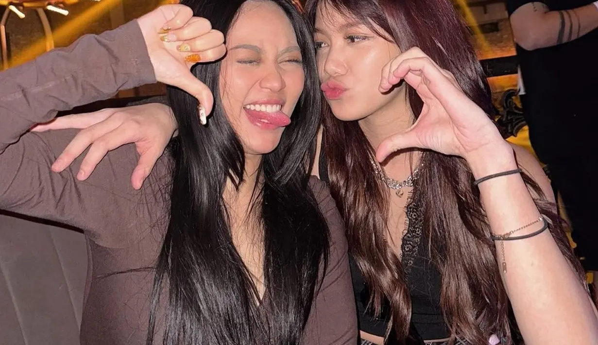 Semebtara itu, netizen mengaku salut dengan sikap Rachel Vennya. Tapi tak sedikit dari mereka awalnya mengira Regina dan Rachel Vennya adalah adik kakak