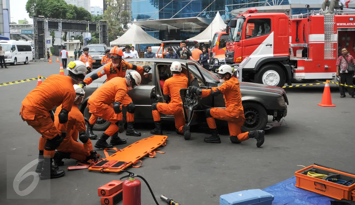 Anggota Basarnas memeragakan teknik penyelamatan korban kecelakaan pada Pameran Transportasi Indonesia 2015 di Jakarta, Rabu (16/9/2015). Pameran bertema Perkuat Keselamatan dan Kualitas Pelayanan Transportasi Publik. (Liputan6.com/Helmi Fithriansyah)