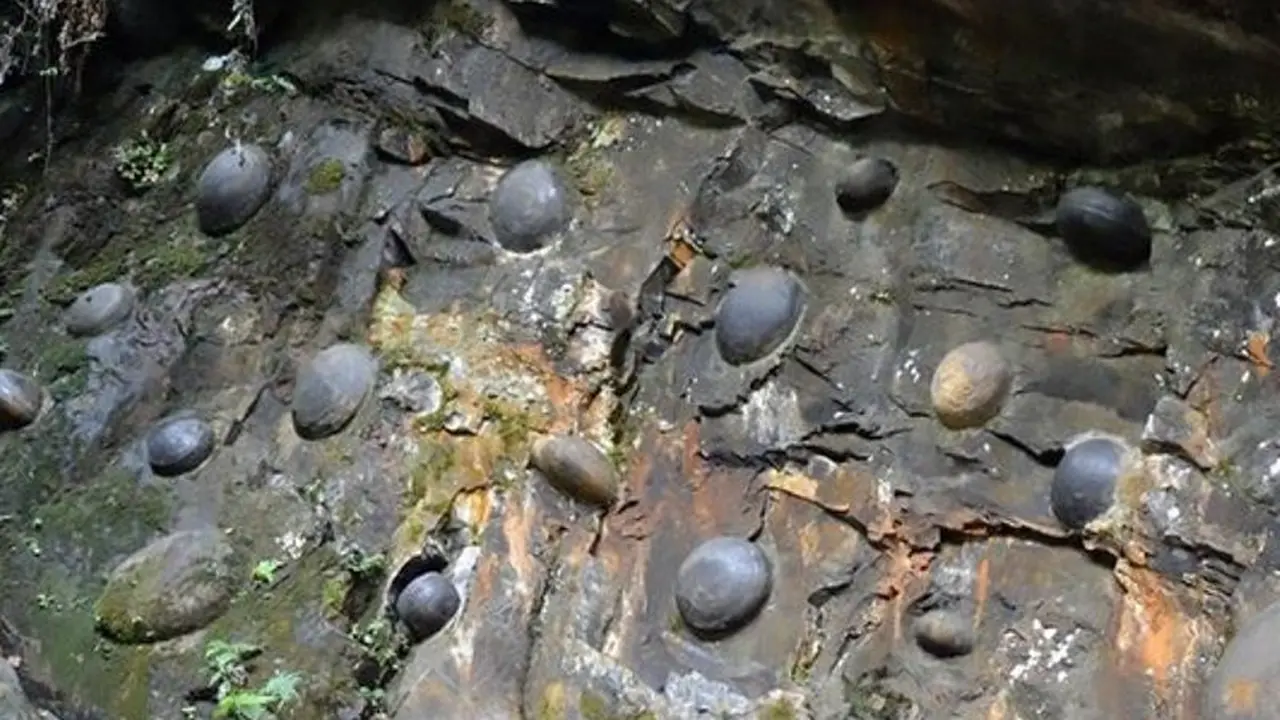 Misteri Batu Granit Raksasa yang Melahirkan Batu Anakan di Portugal